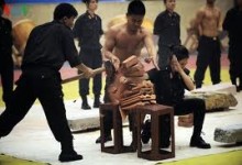 Nữ cảnh sát biểu diễn công phá